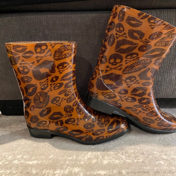 Iron Fist Brown Kiss-Print Rain Boots - Picture 2 of 3
